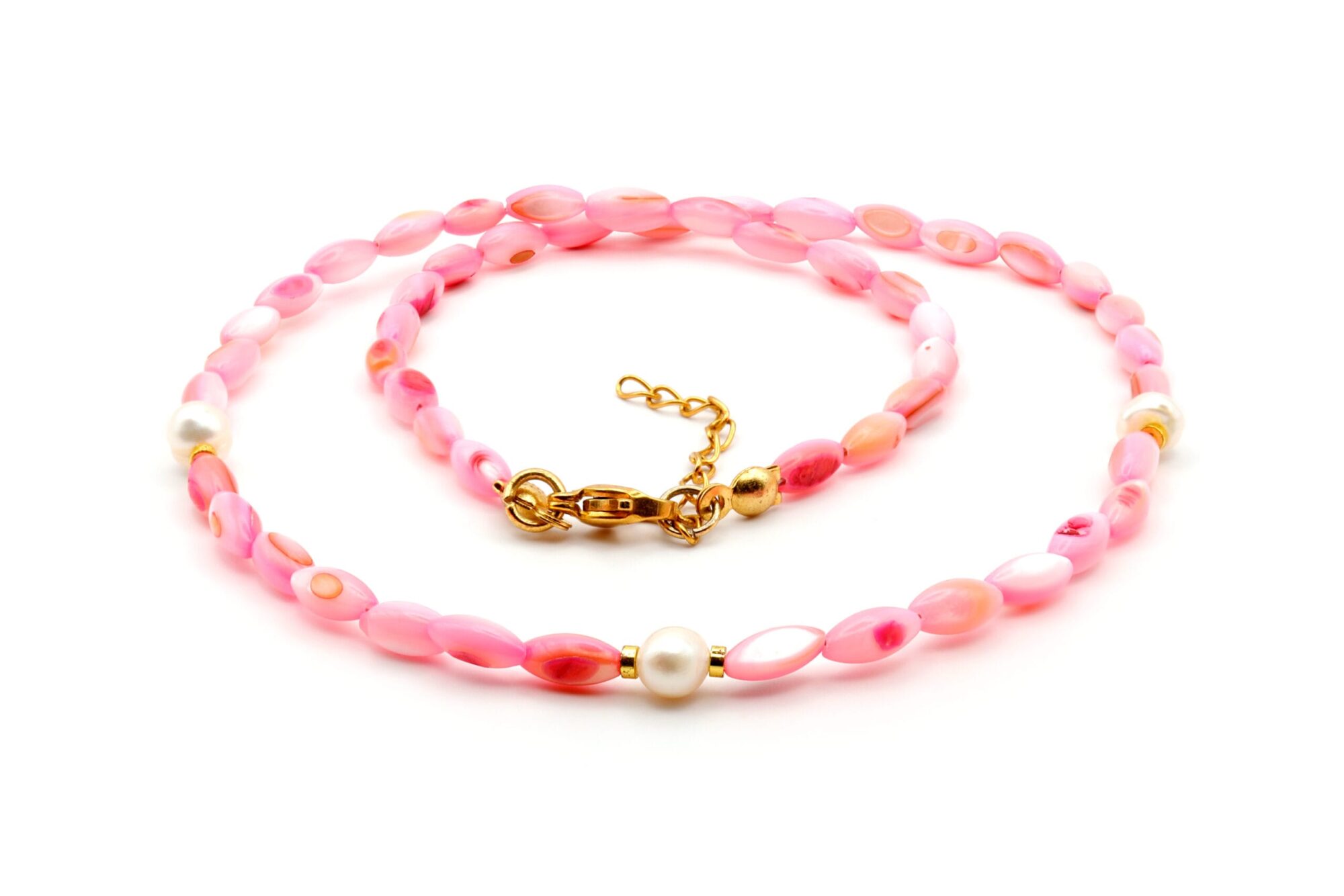 Moteriškas vėrinys su kriauklėmis, paauksuotu nerūdijančiu plienu, perlais.